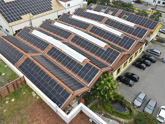 Gewerbedach mit PV-Anlage
